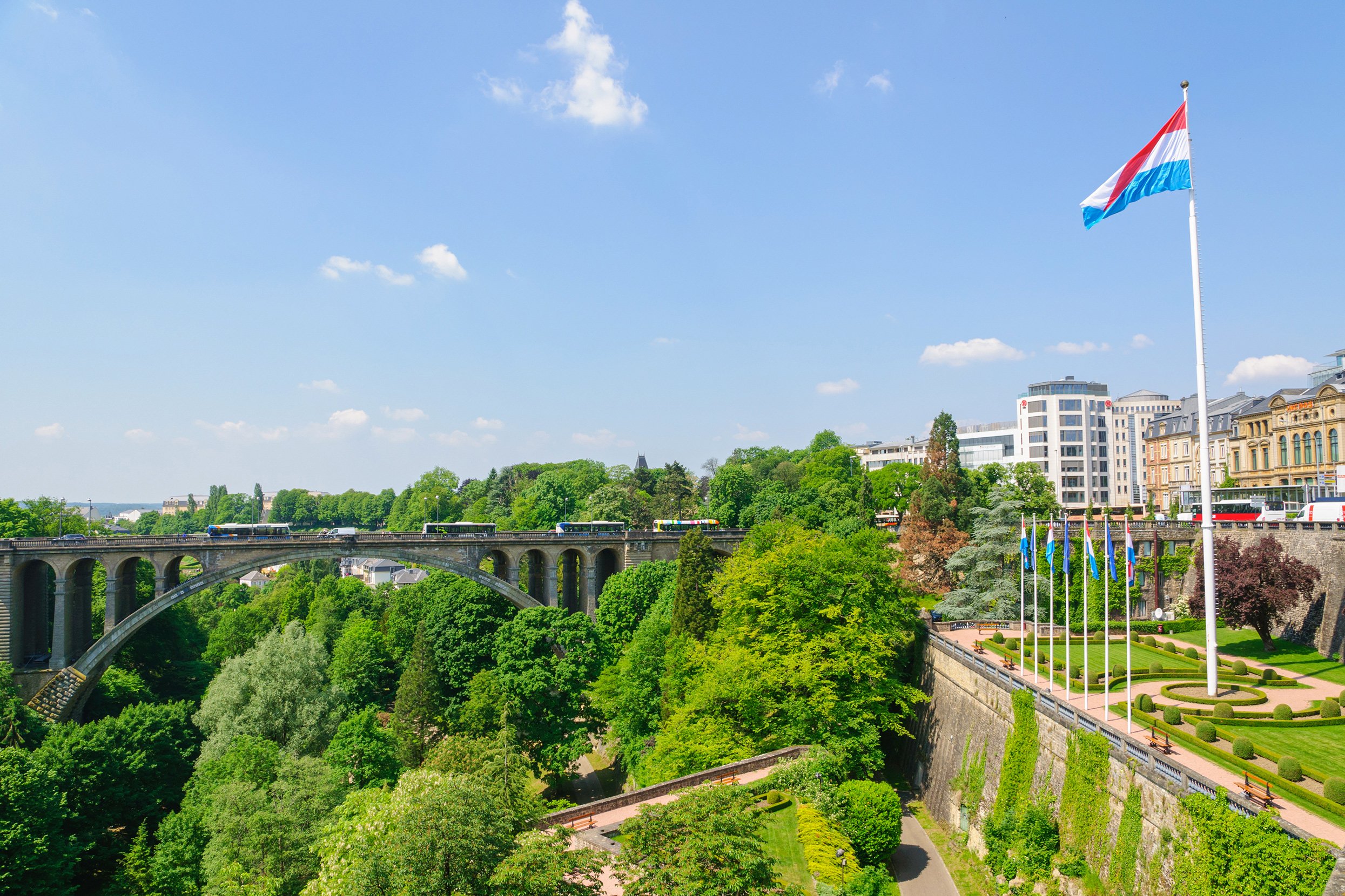 Verkehrsbrücke mit Bussen in Luxemburg