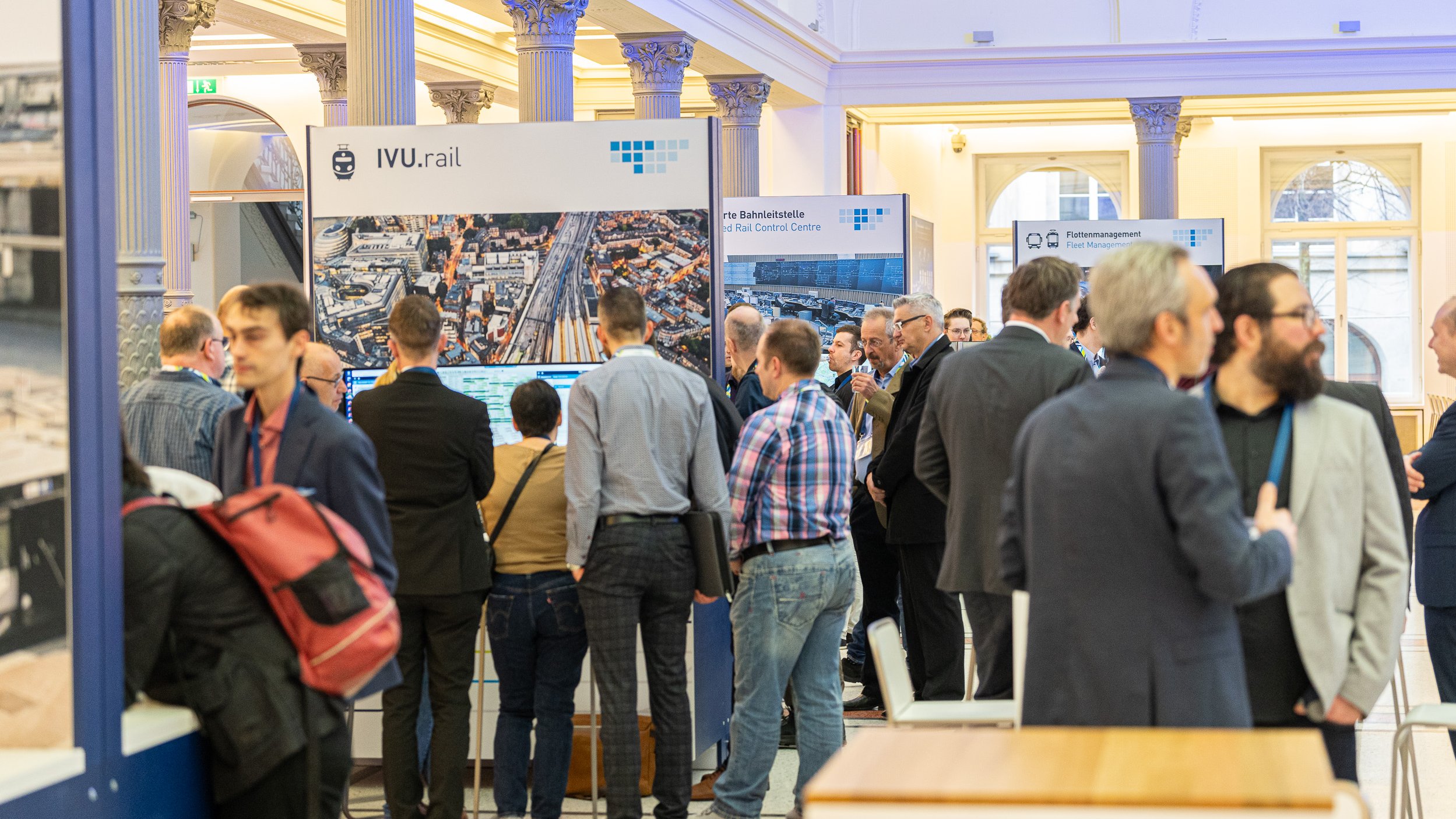 Gespräche zwischen IVU-Kunden und -Experten in der Ausstellung im Lichthof während des AWF 2023