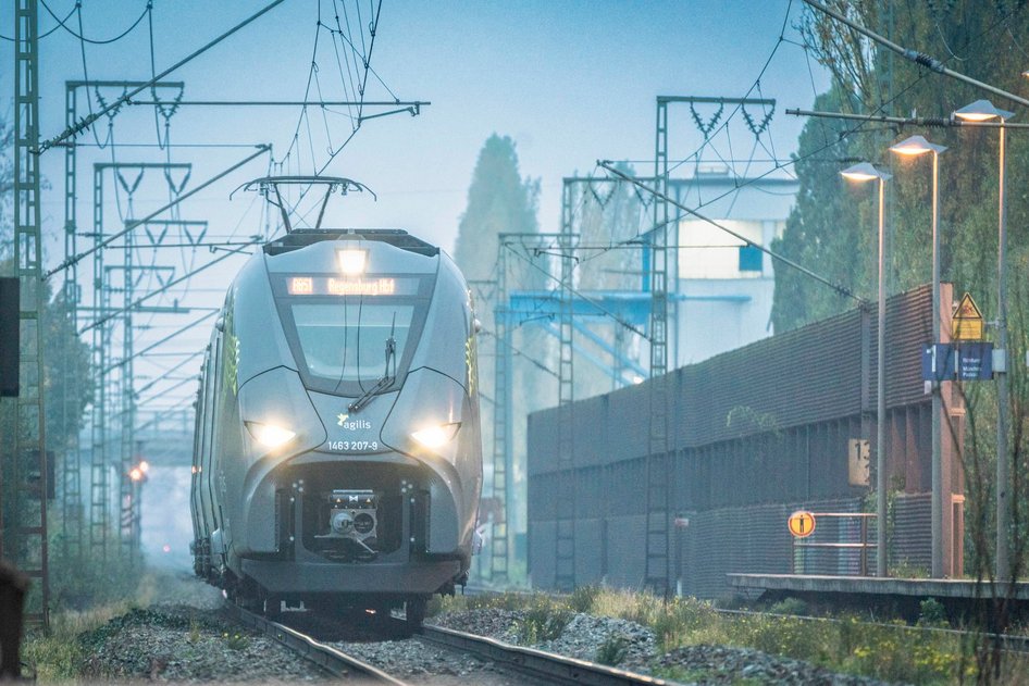 Un tren de agilis, filial de BeNEX, entra en la estación