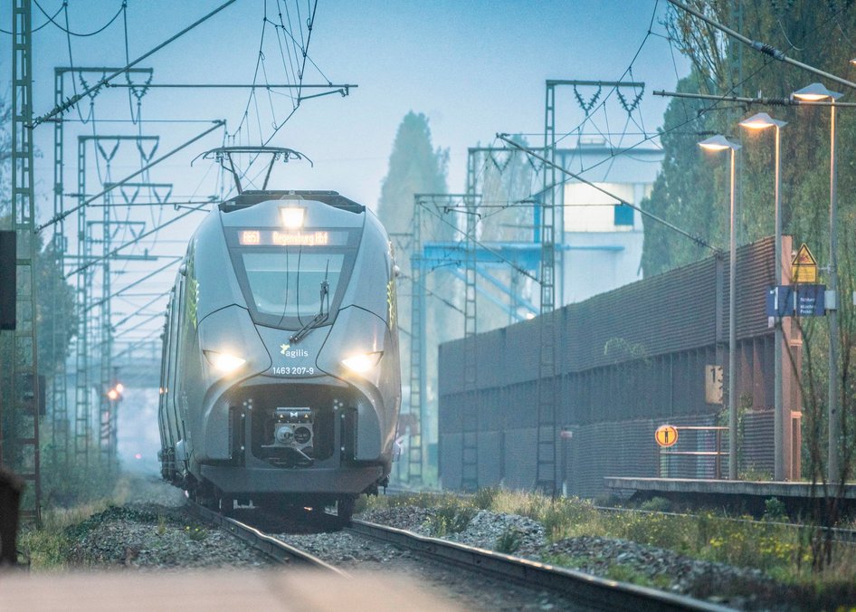 Zug von agilis, Tochterunternehmen von BENex, fährt in einen Bahnhof ein