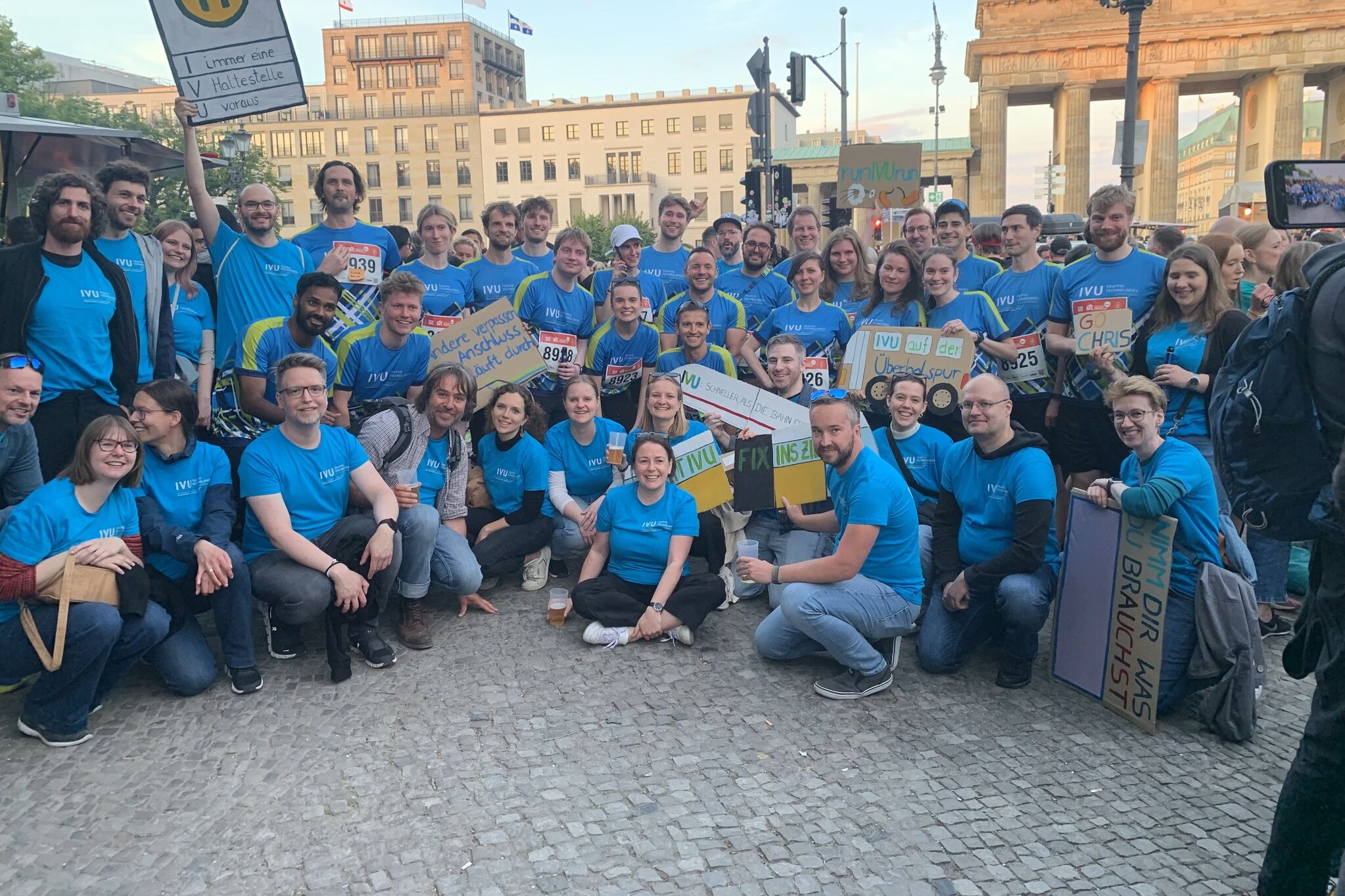 IVU-Team aus Berlin beim Firmenlauf mit Laufshirts und begeisterten Zuschauern