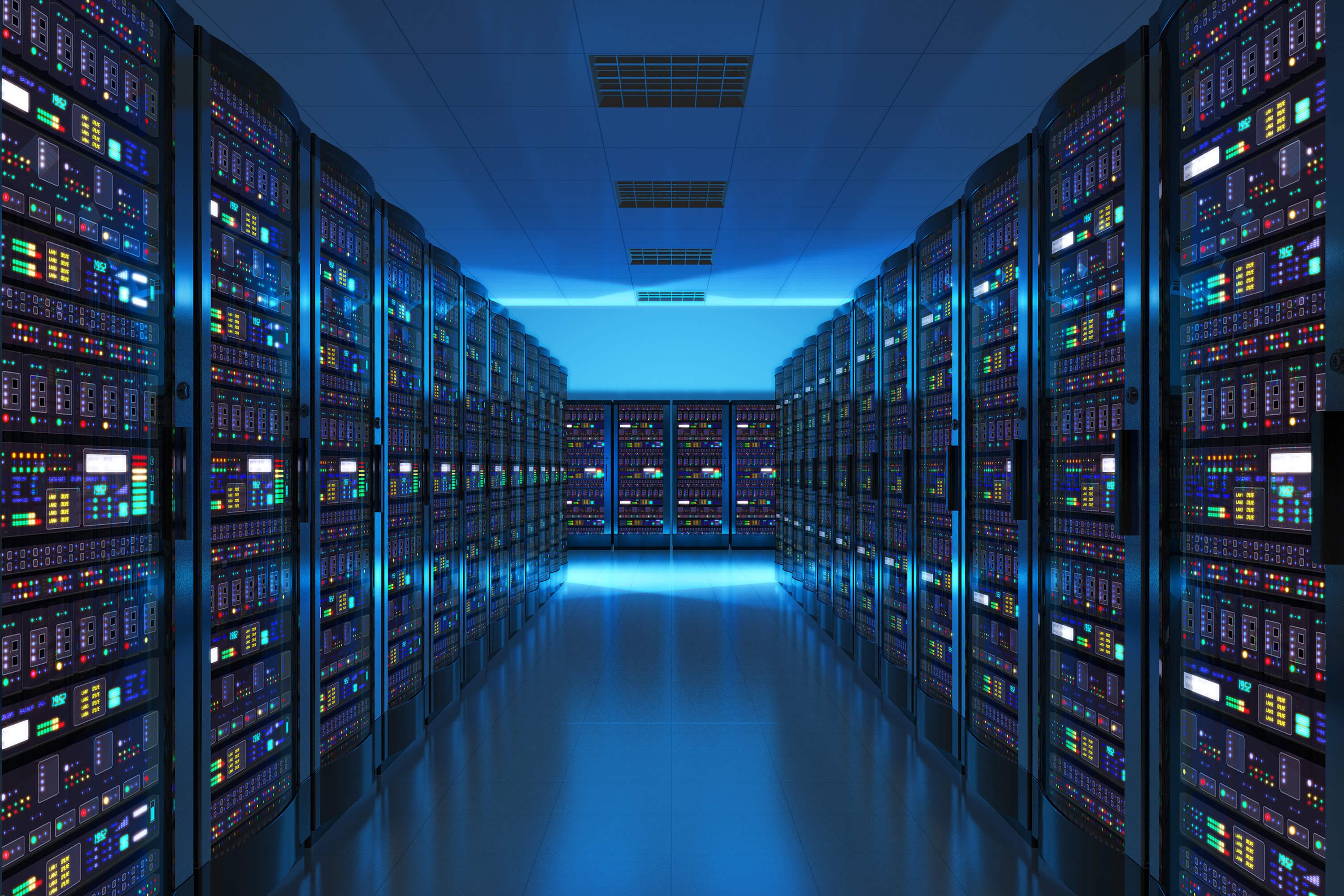 File di server in data center illuminato di blu con riflesso sul pavimento