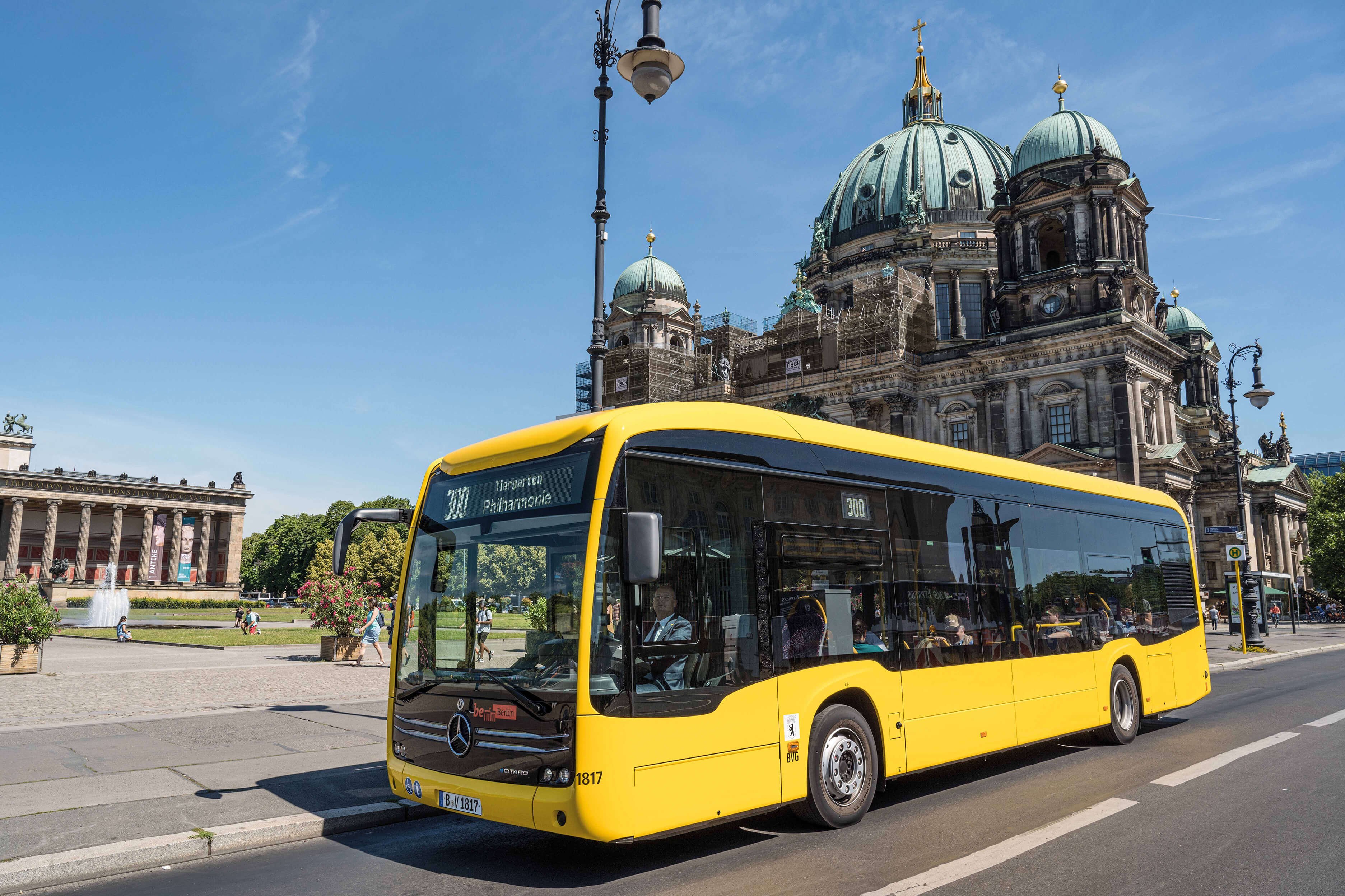 BVG-Bus vor dem Berliner Dom