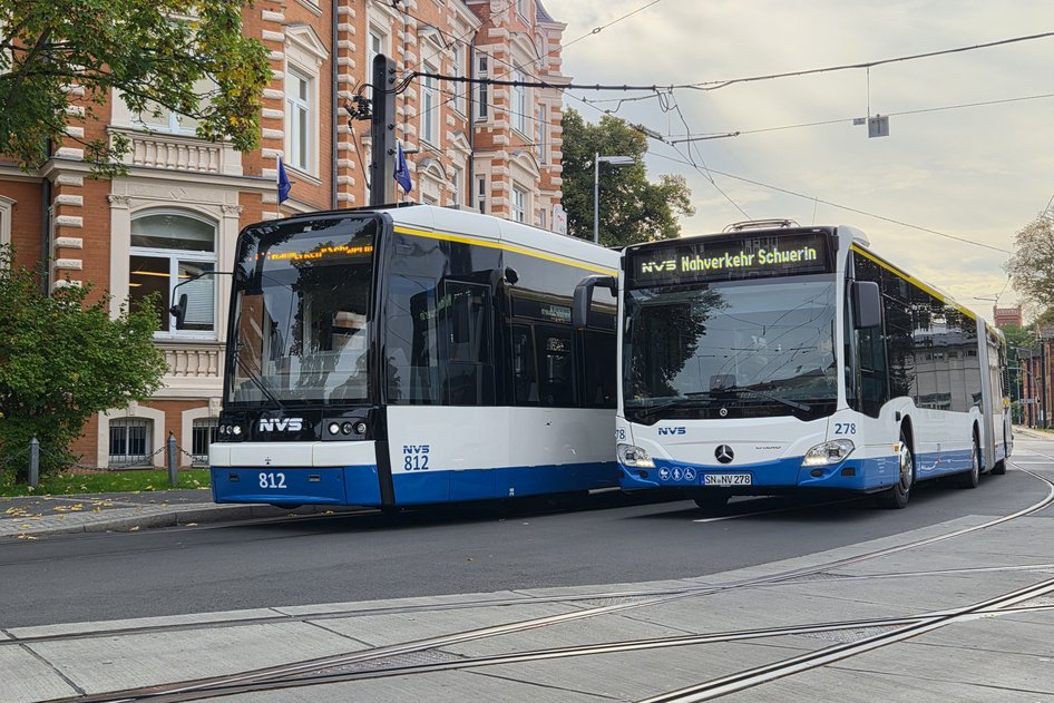 Due autobus della Nahverkehr Schwerin GmbH percorrono una strada