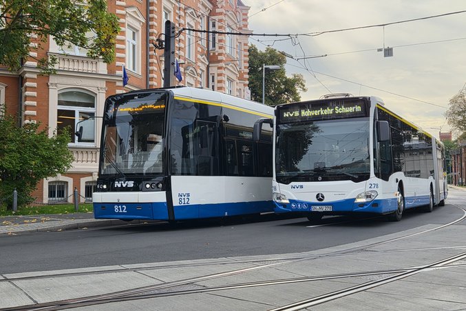 Dos autobuses de la Nahverkehr Schwerin GmbH circulan por una calle