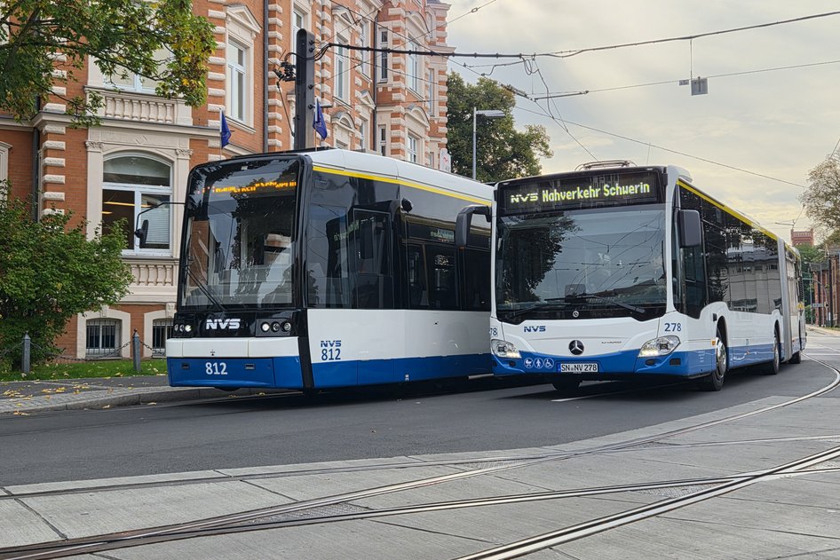 Deux bus de la  Nahverkehr Schwerin GmbH circulent sur une rue