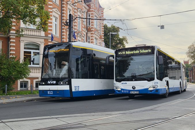 Zwei Busse der Nahverkehr Schwerin GmbH fahren über eine Straße