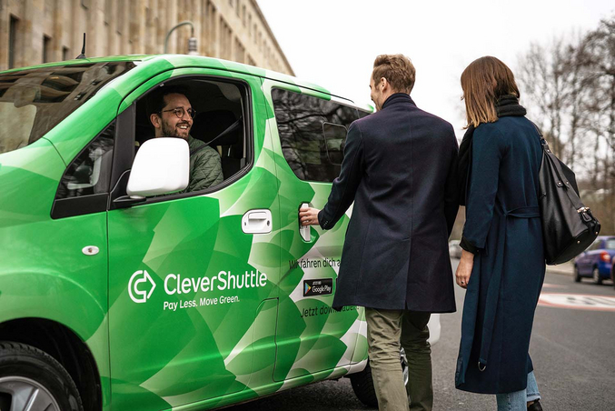Couple entering a CleverShuttle branded car