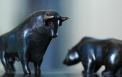 Bronze figures of bull and bear as stock market symbols – Ad hoc announcements at IVU Traffic Technologies