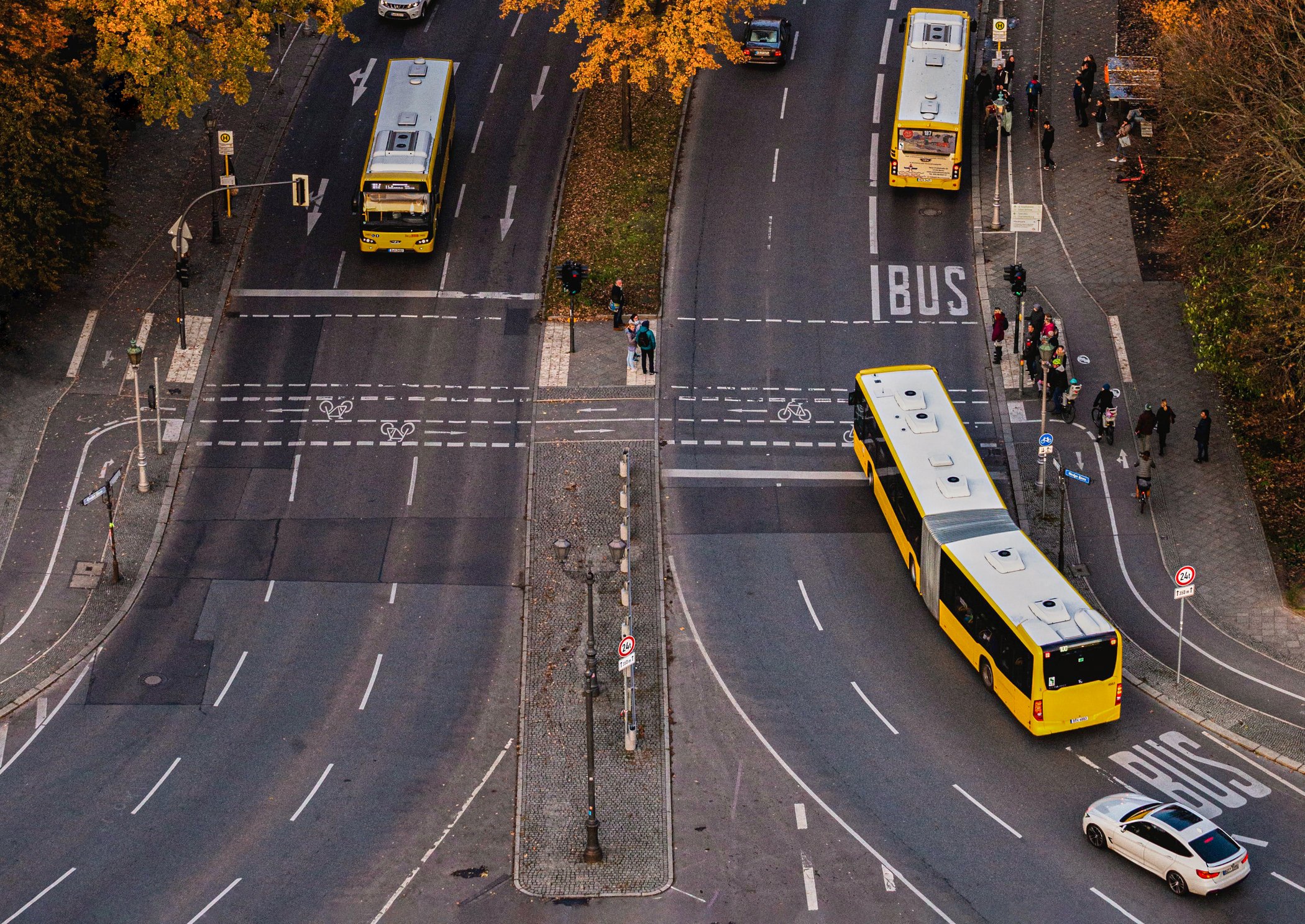 Strassenkreuzung mit Bussen in Berlin