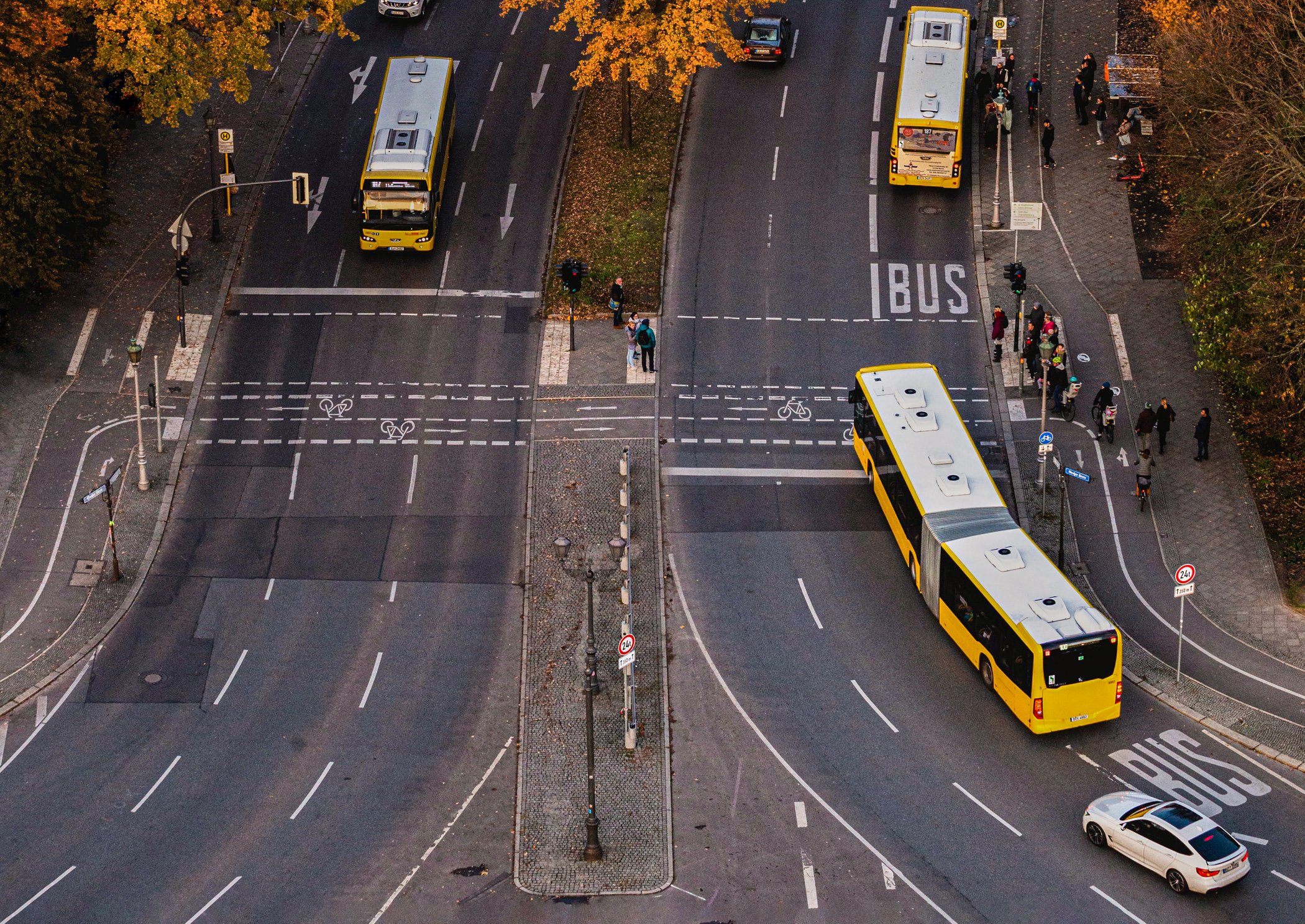 Strassenkreuzung mit Bussen in Berlin