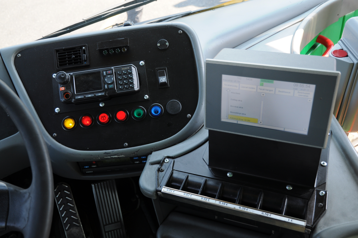 Moderner Bordrechner IVU.box.cockpit in der Busfahrerkabine
