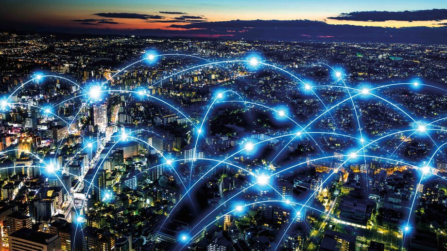 Datennetz über einer Stadt simuliert