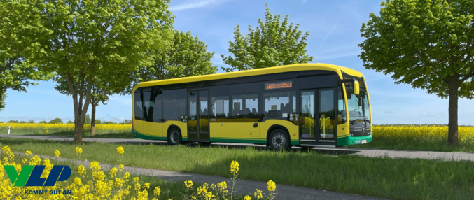 Gelb-grüner Linienbus fährt durch sonnige Landschaft mit Bäumen und Blumenwiese