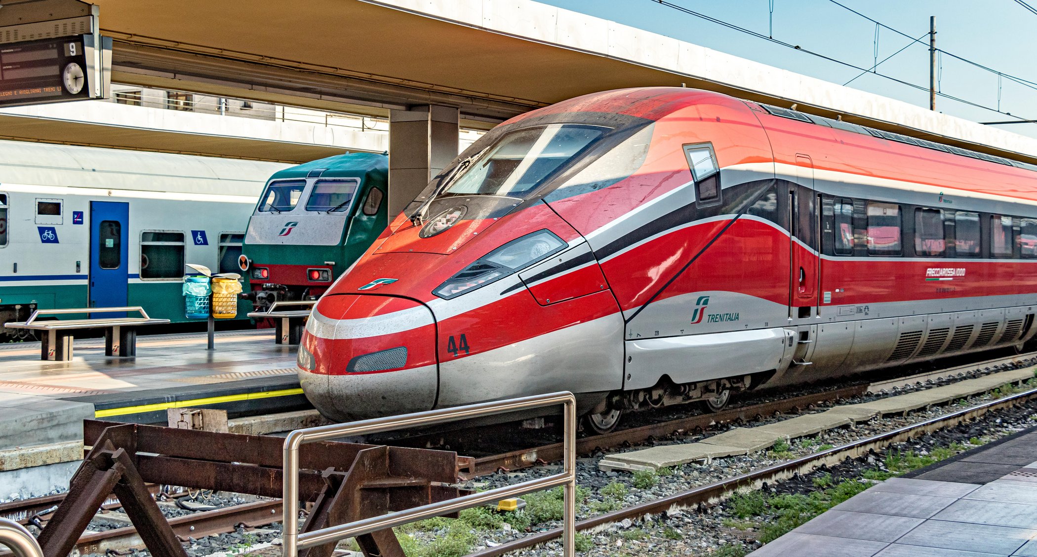 Treno ad alta velocità Trenitalia sul binario di una stazione ferroviaria
