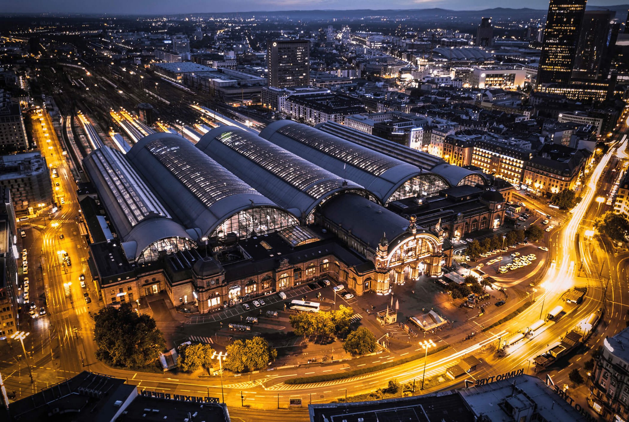 Aerial view of major central station at night – timetable management for transport associations with IVU.pool