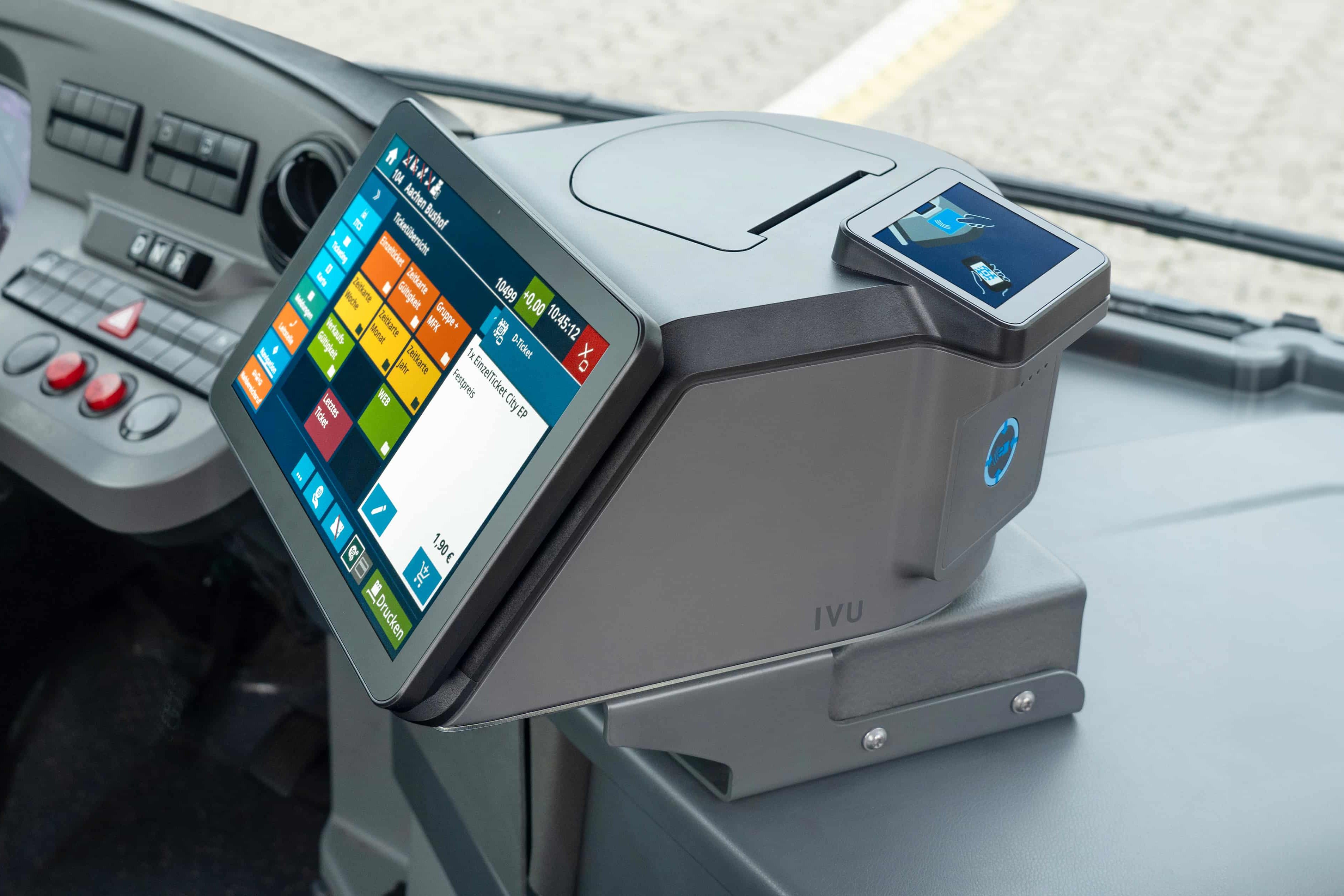 Computadora de a bordo IVU.ticket.box con pantalla táctil y lector de tarjetas en cabina de autobús