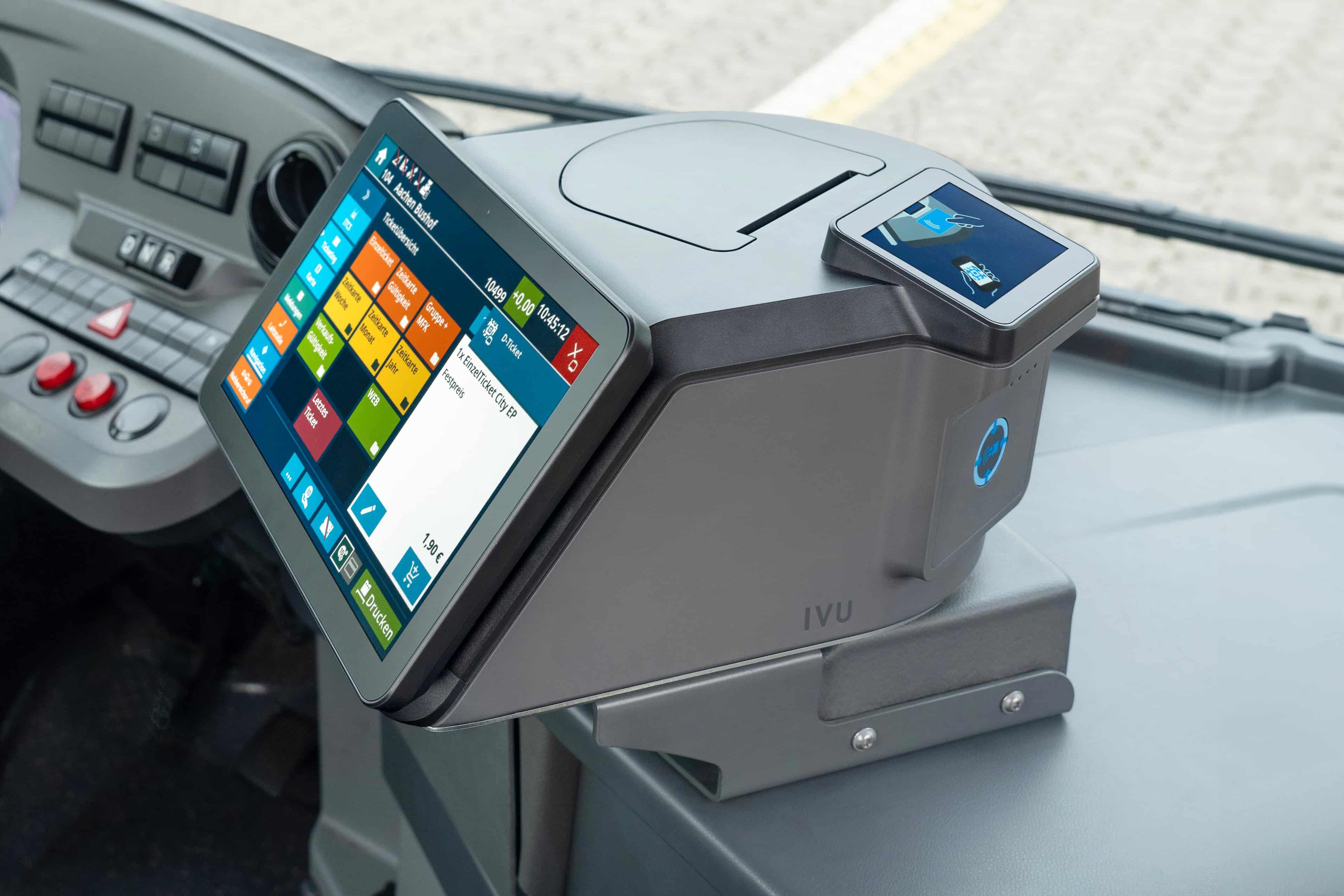 Computer di bordo IVU.ticket.box con touchscreen e lettore di carte nella cabina dell'autobus