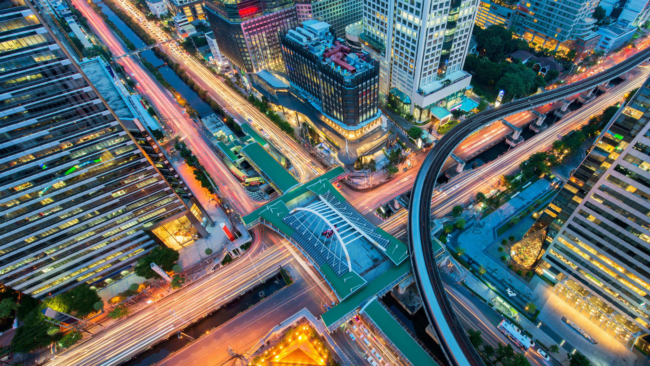 software-fuer-bus-bahn Large intersection in Bangkok at night from above