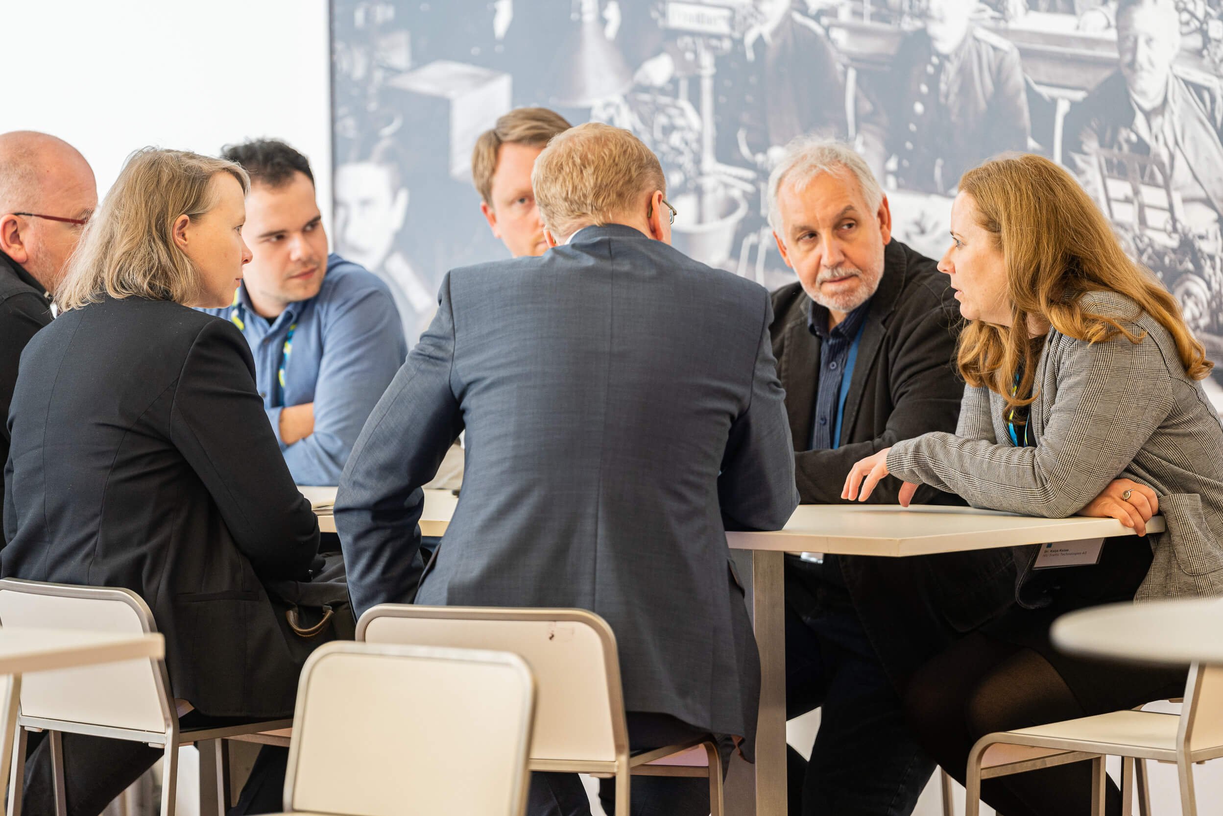 Meeting with several people around a table to improve customer satisfaction