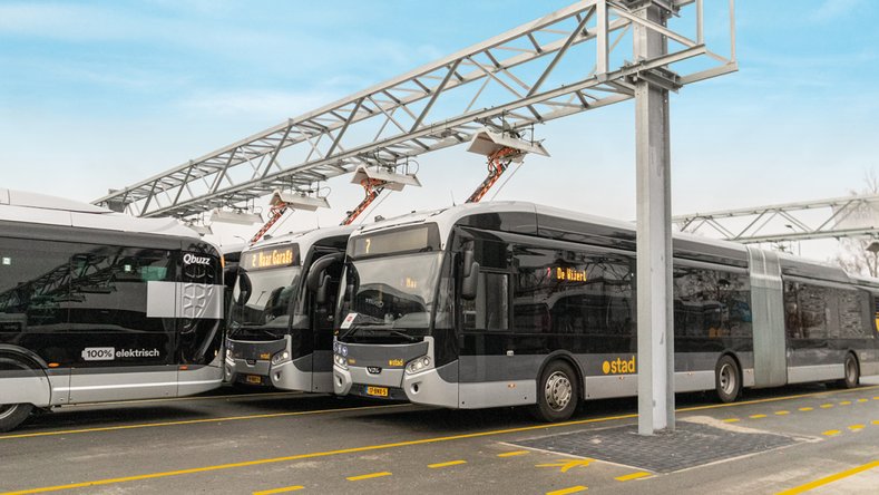 Moderne Gelenkbusse an einer überdachten Ladestation – nachhaltige ÖPNV-Infrastruktur im Busdepot