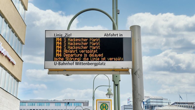 Digital BVG departure board at Wittenbergplatz U-Bahn station: Line M4 to Hackescher Markt showing delay notice