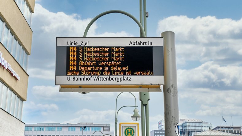 Digitale BVG-Abfahrtstafel am U-Bahnhof Wittenbergplatz: Linie M4 Richtung Hackescher Markt mit Verspätungsmeldung