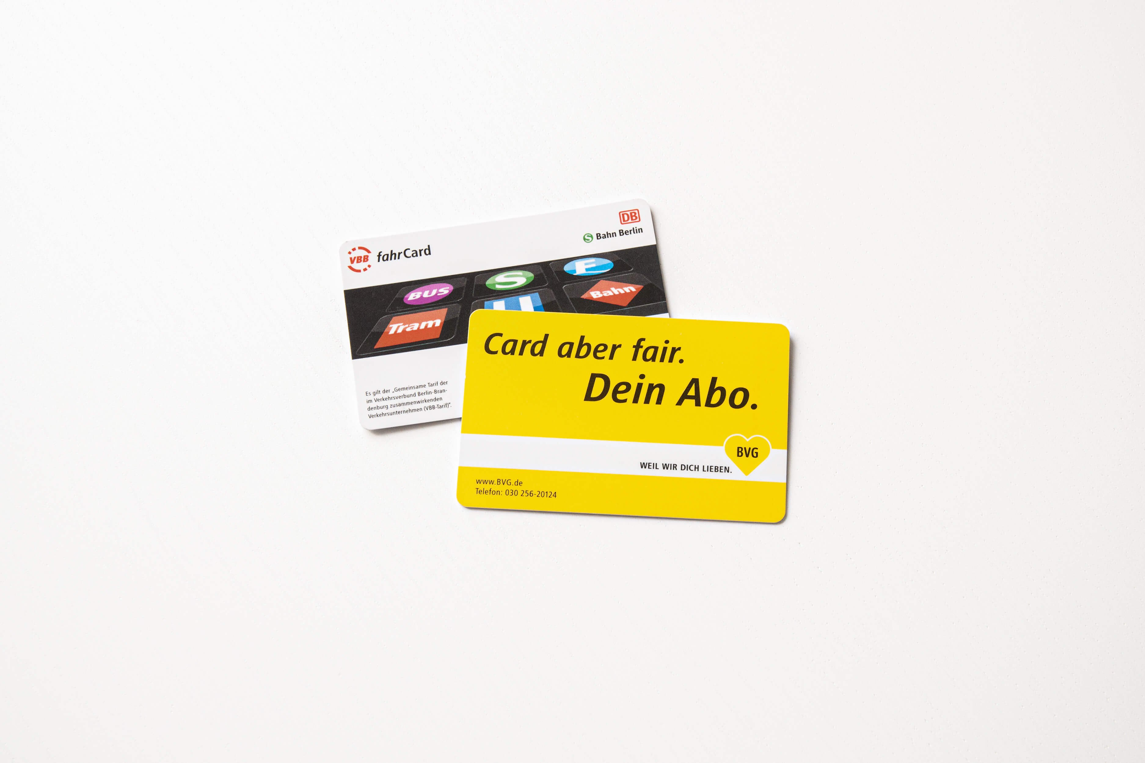 Vorder- und Rückseite der BVG-Umweltkarte als Symbol für die Bezuschussung der ÖPNV-Nutzung durch die IVU