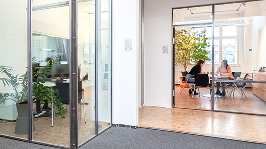 Modern office with glass walls and open space design – IVU Traffic Technologies fosters flat hierarchies and an open corporate culture