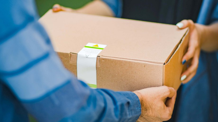 Handover of a parcel as a symbol of sustainable supplier relationships