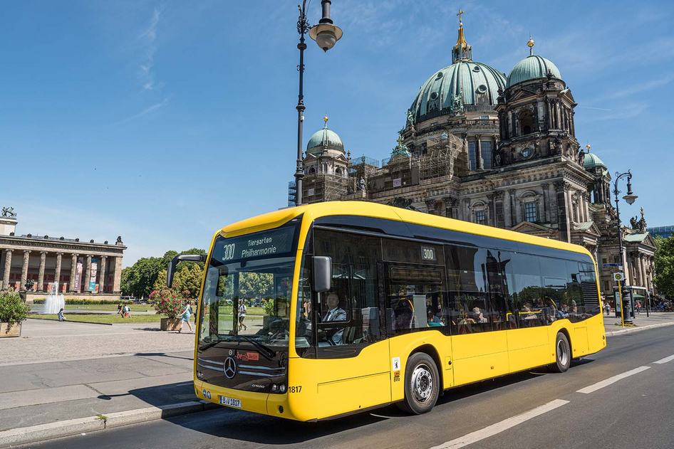 BVG_Elektrobus.jpg Yellow Mercedes Benz eCitaro bus in front of the Berlin Cathedral under blue skies.